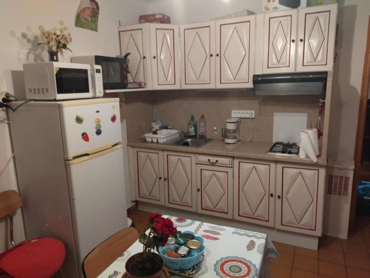 F1 Chambre Et Cuisine Reynes Экстерьер фото